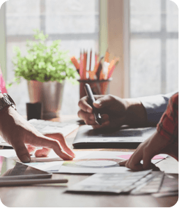 Des personnes effectuant un brainstorming autour d'une table